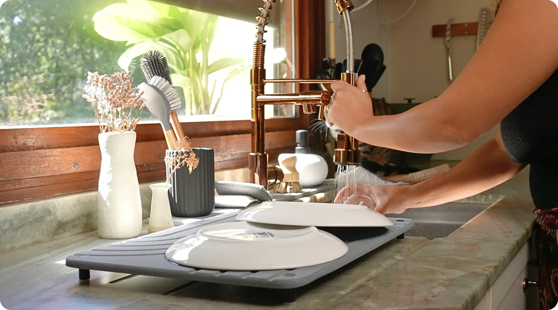 Small Apartments, Big Calm: Dry Sinks, Fresh Bathrooms, Zero Visual Clutter