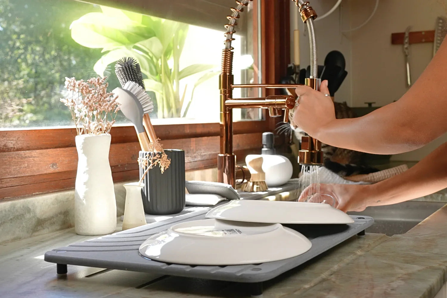 Simple Ways Kitchen Trays Prevent Moisture Stains